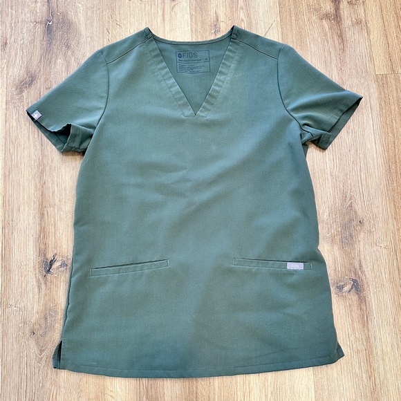 Figs XS Moss top AND figs S "v" neck top AND figs bottom - Picture 3 of 11